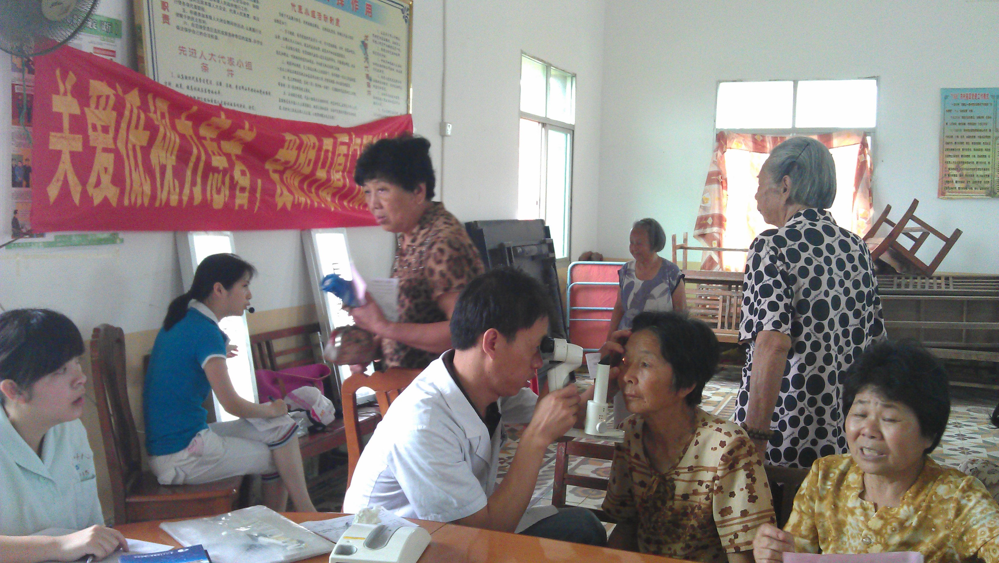 廈門眼科中心防盲辦醫(yī)護(hù)人員正在為村民免費檢查眼病